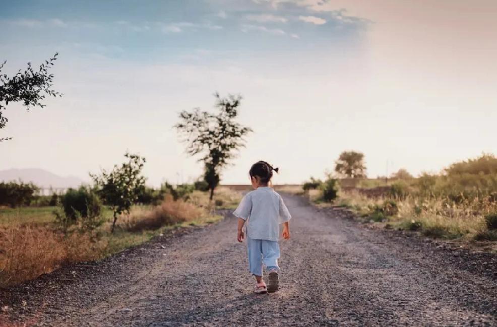 带娃精细还是“邋遢”，这真是个有争议的话题。现在很多年轻父母和老人在育儿上分歧大
