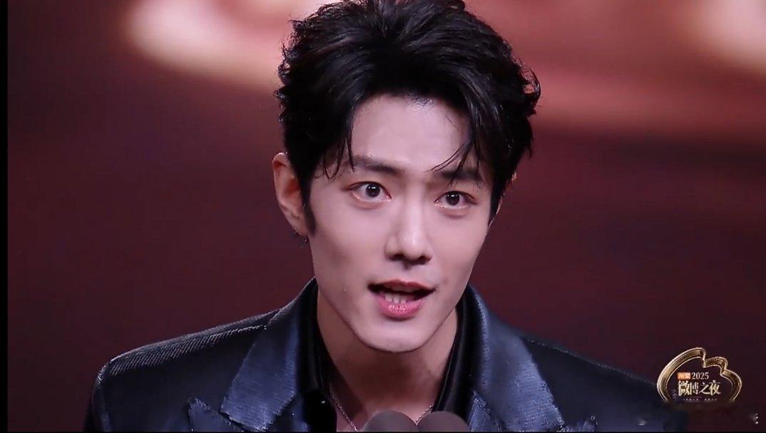 杨幂微博QUEEN肖战微博KING 2025微博之夜，获得微博KING，获得微博