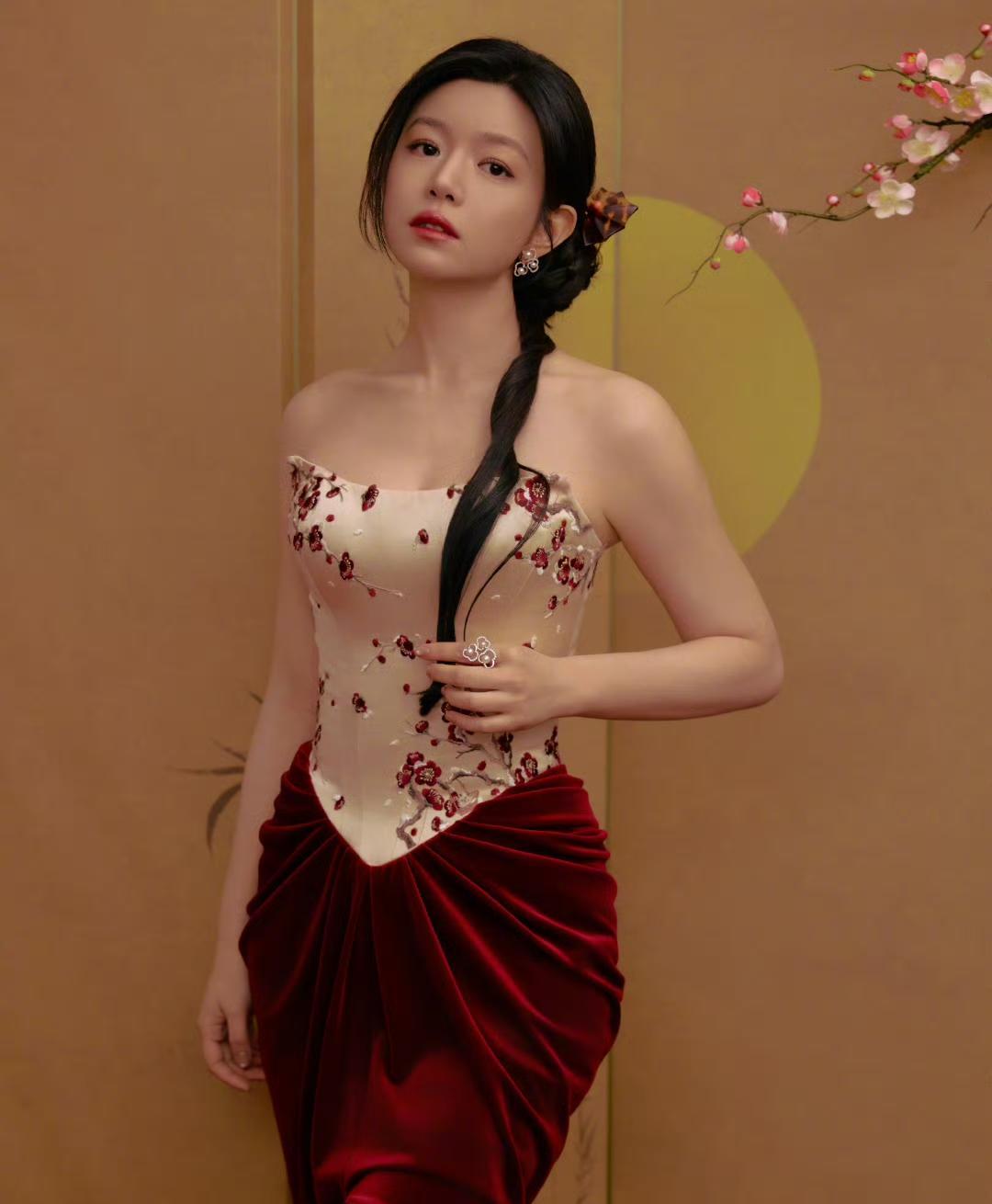 陈妍希这波春晚造型，绝对是“策马新生”的年度最佳注解！
数据不会骗人，她这次的礼