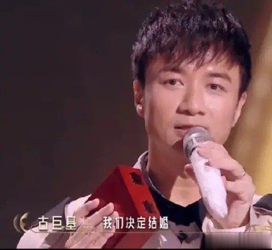 #古巨基和老婆求婚的原因#古巨基自爆向老婆求婚的原因！古巨基在节目里突然说：“我