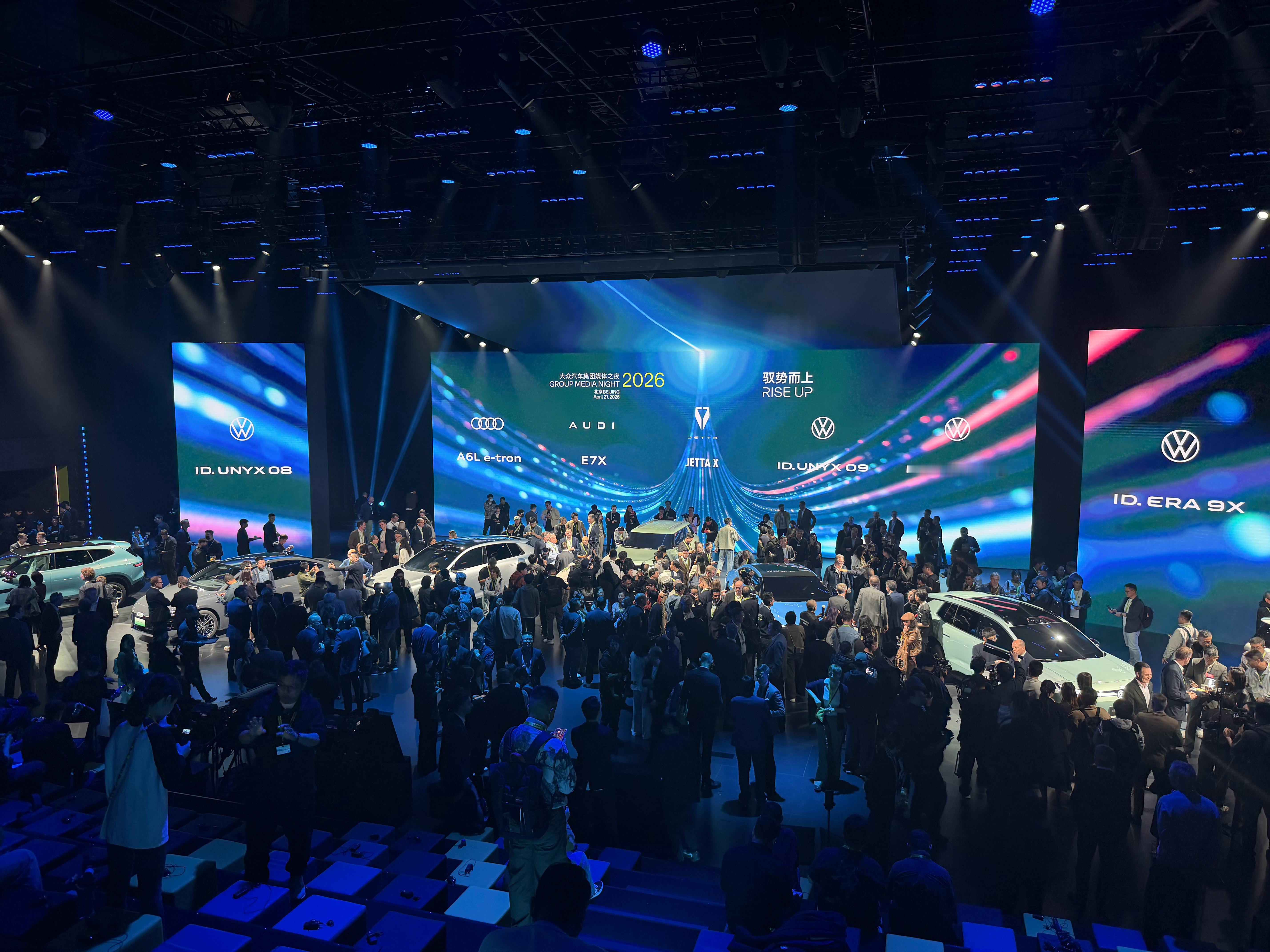 大众之夜舞台已经全场爆满，等会要拍摄，估算了一下没有1个小时应该是挤不进去的立志