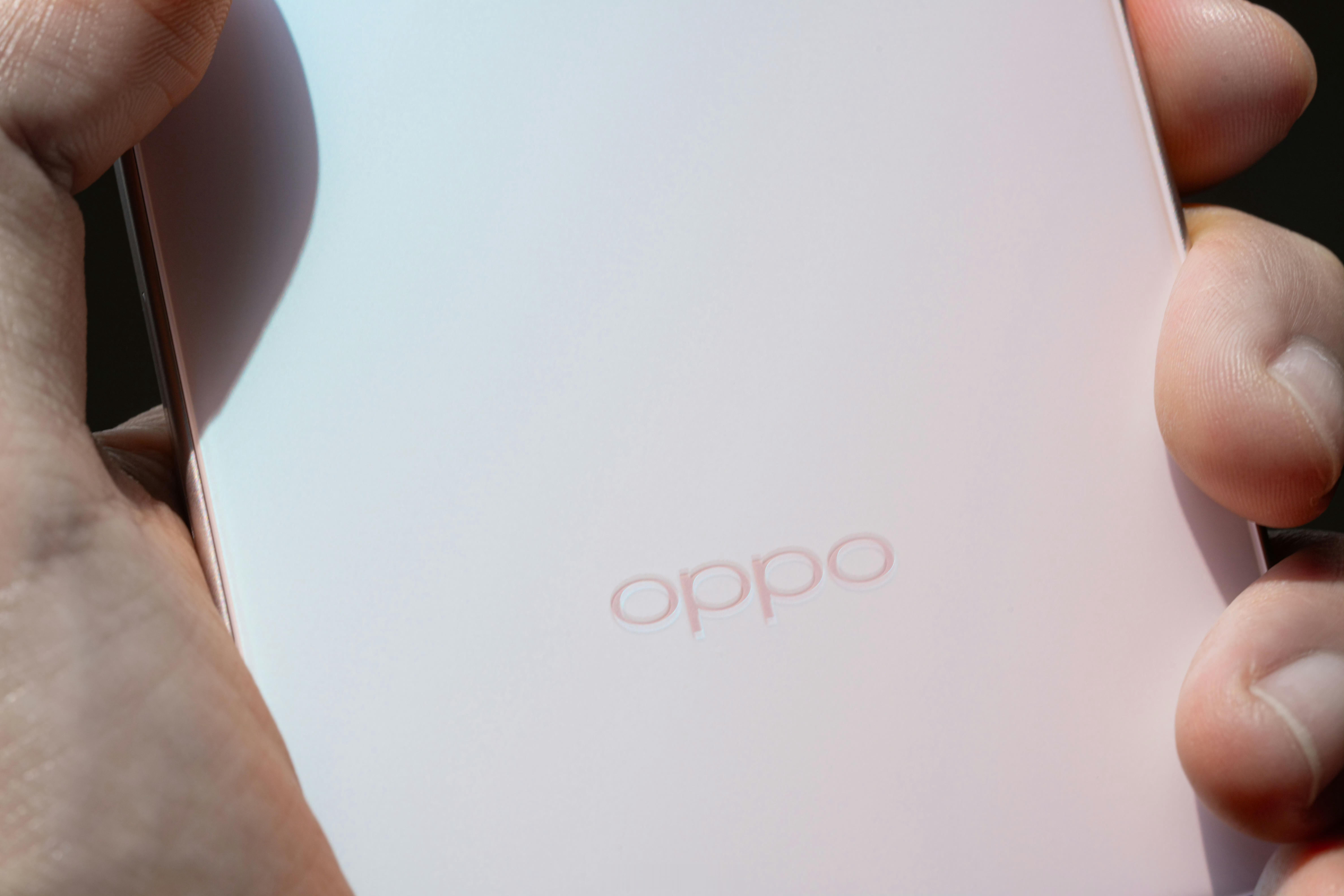 OPPO Find X8 Ultra 有粉色后盖的版本，看着比 X8 的气泡粉更