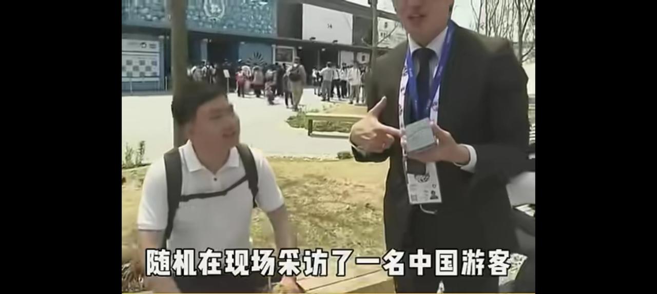翻译器的“神操作”——
网上视频：外国人采访一位中国游客，用翻译器帮忙。
“从哪