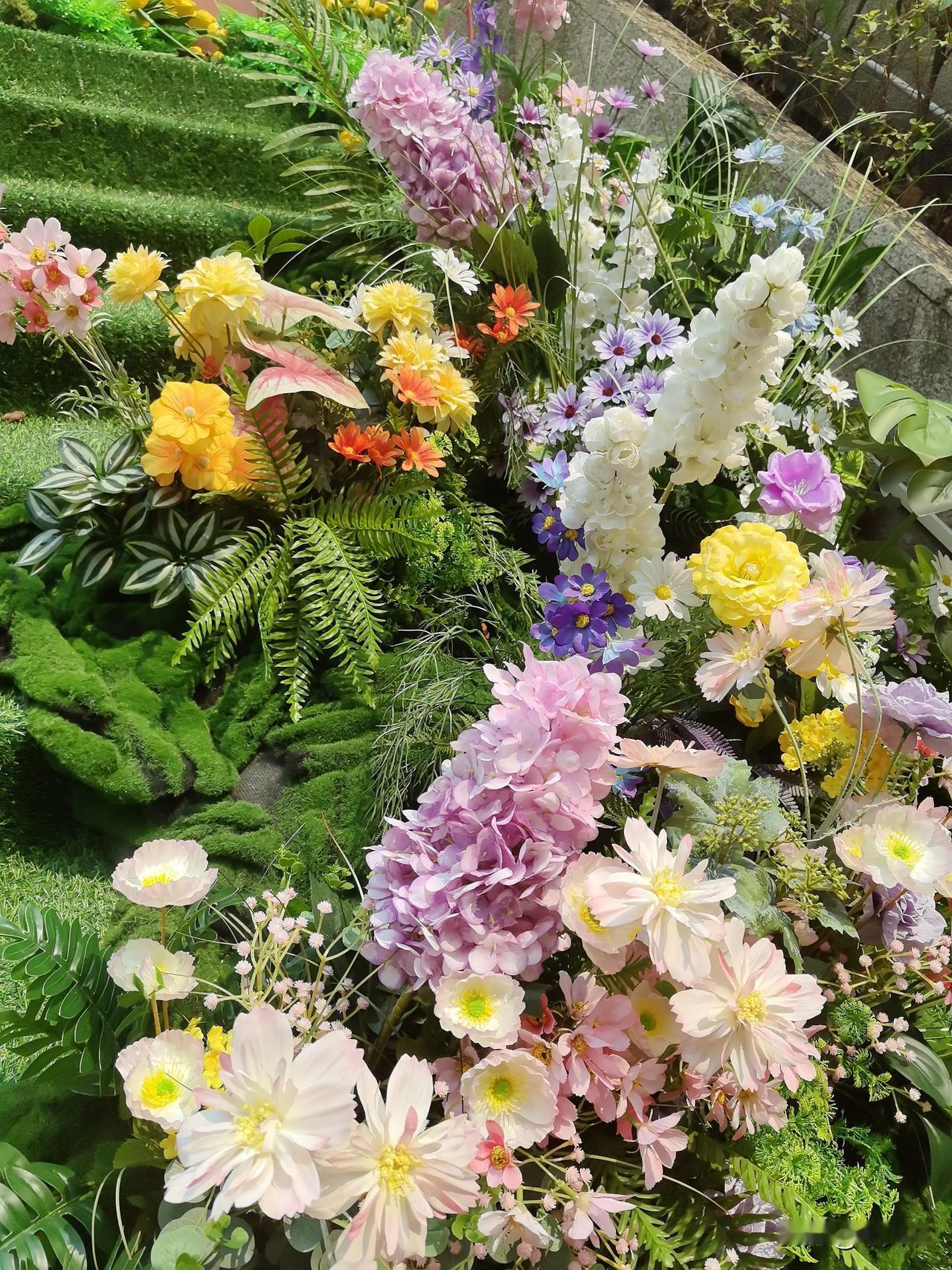 早上醒来，听着窗外的雷声和雨点声，不用急着起床，裹着被子窝在温暖的被窝里，听着雨