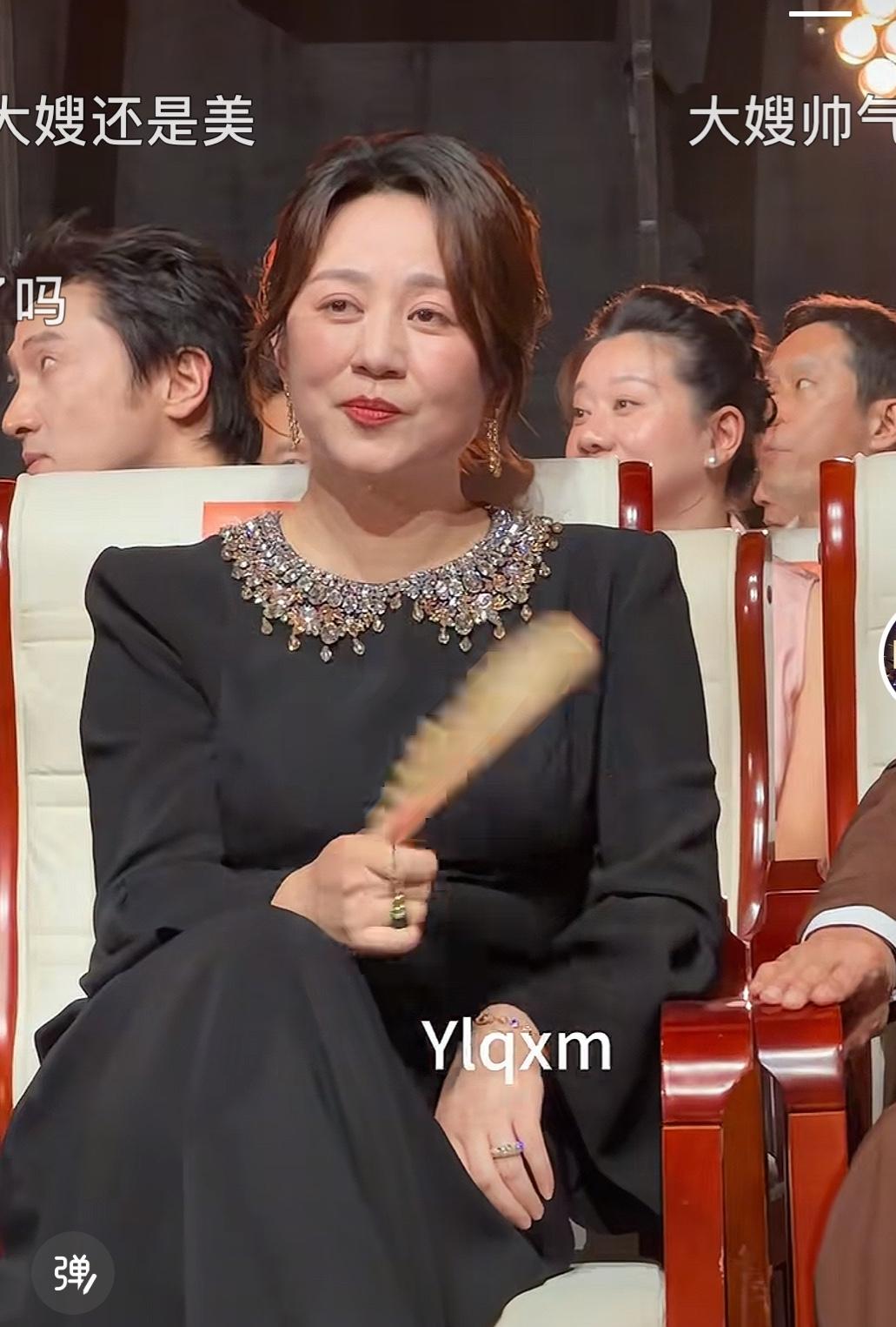 百花奖上，马丽松弛感拉满，二郎腿加扇子，这大嫂气质拿捏到位了。

目前以马丽的咖