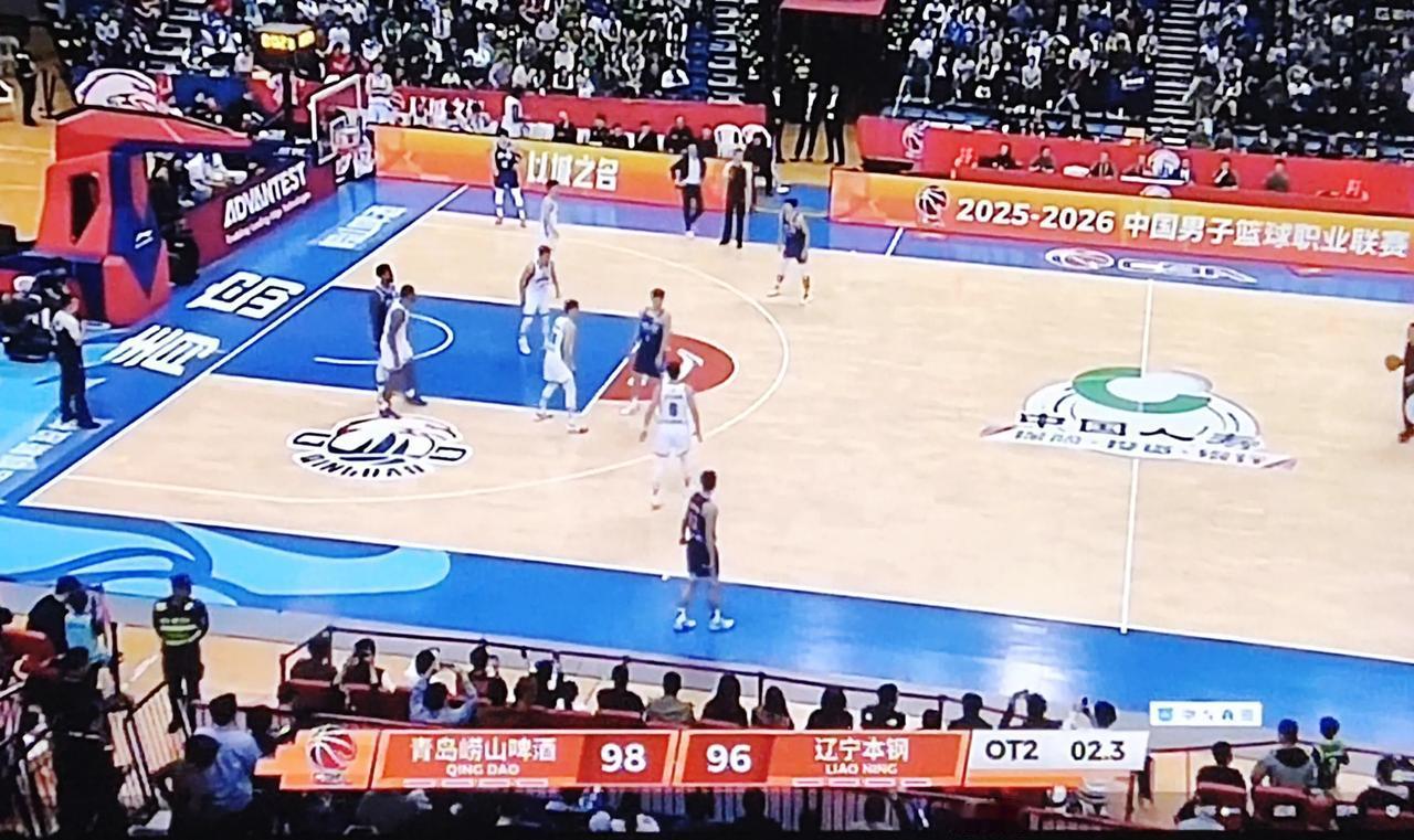 看完广东大胜吉林，怀着轻松的心情，看一下青岛打辽宁，有点菜鸟互琢感觉，双方打了两