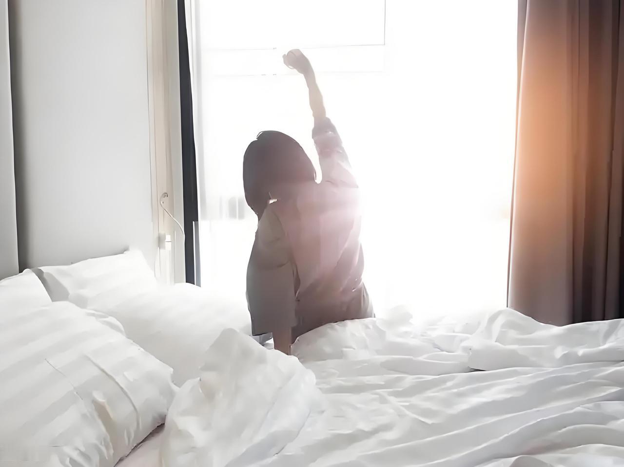 你会不会半夜莫名其妙的自然醒。

我有时候半夜会自然醒，有时候可能是喝多水了起来