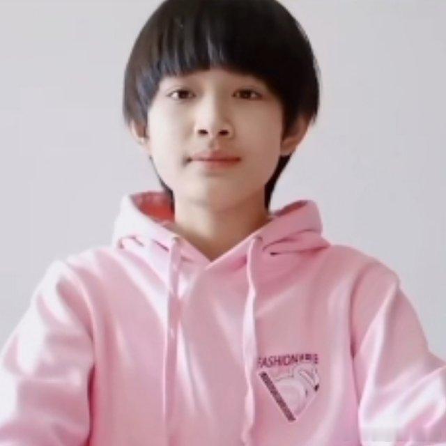 粉色卫衣猪🐽张极05后第一男歌手 ​​​