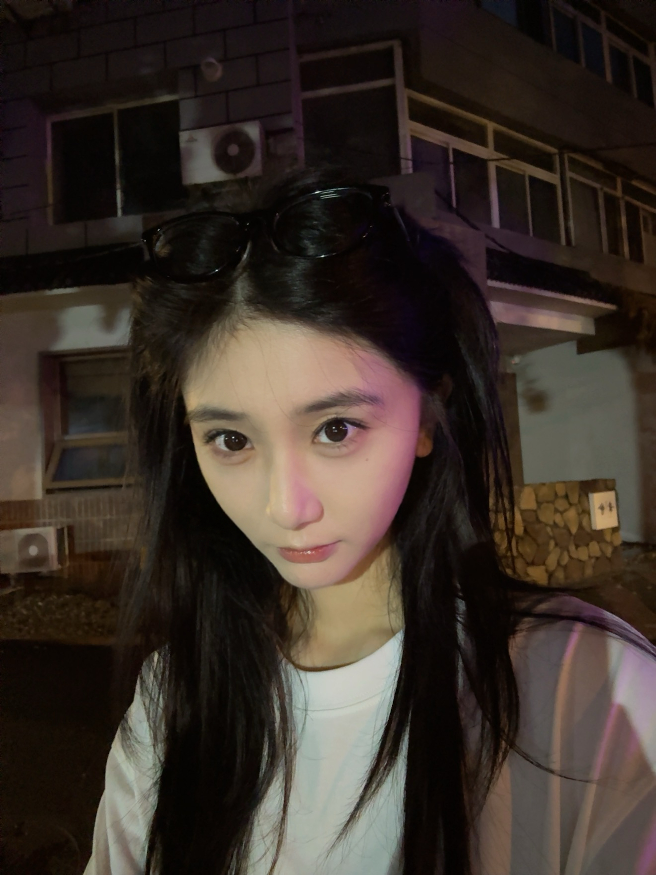 大光明自从留刘海后好久没见过右边半张脸了[淡淡的] ​​​