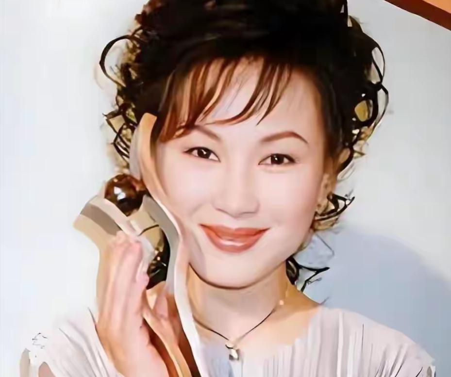 64岁陈秀雯近况曝光！被前夫骗千万身家，如今在街头摆摊让人唏嘘
娱乐