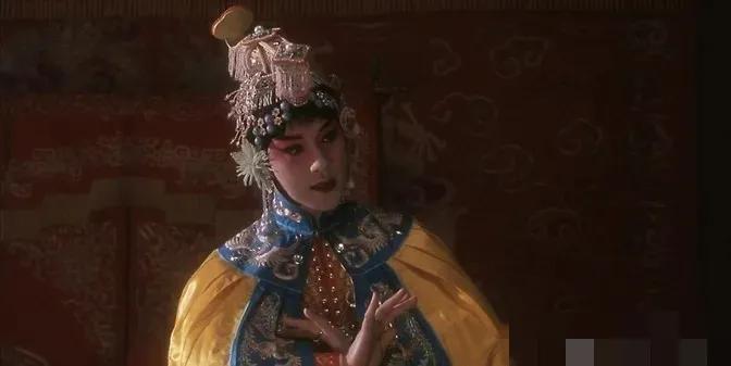 2010年，张丰毅透露，在拍摄《霸王别姬》时，大家都躲着张国荣，觉得很丢人，因为