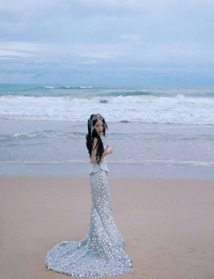 邢菲拖着一尾钻石裙 邢菲穿钻石裙不费力就很美！自然动作带动裙摆和碎钻，清透妆容让