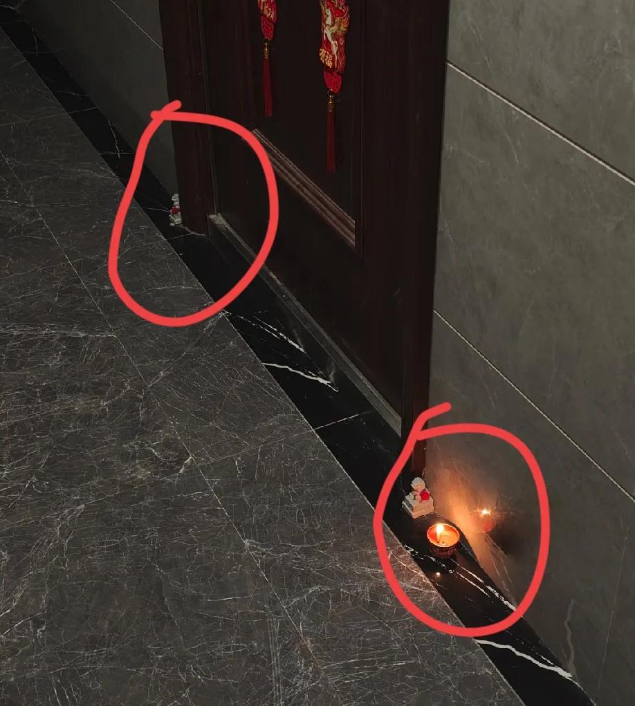 我滴个妈呀！一大早出门就被对面邻居这奇葩操作整懵了！心里扑通扑通的慌了！又是摆小