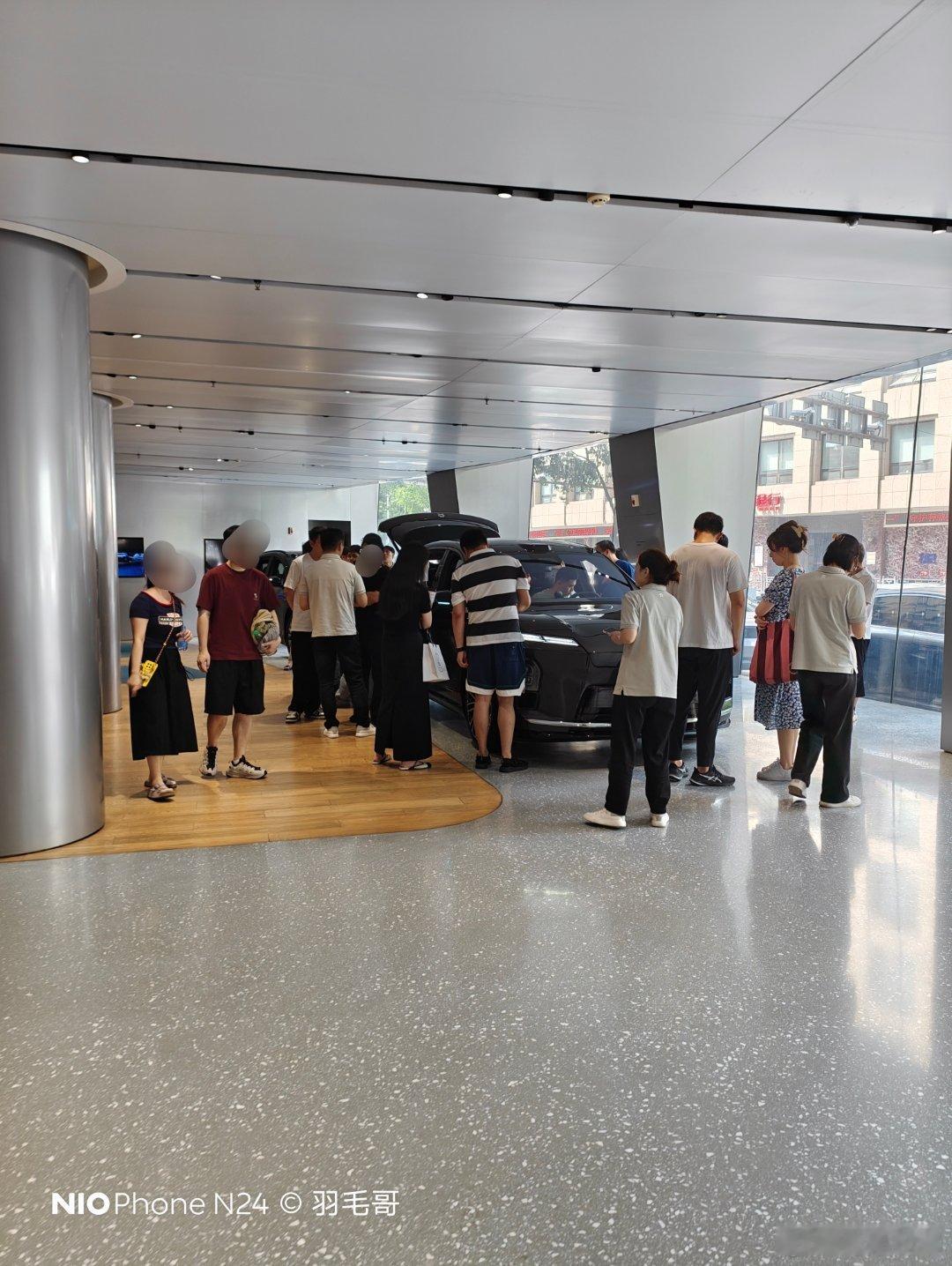 南京新街口蔚来牛屋，平时人真的不多，这会儿是这样的。上次见这种场景还是几年前的E