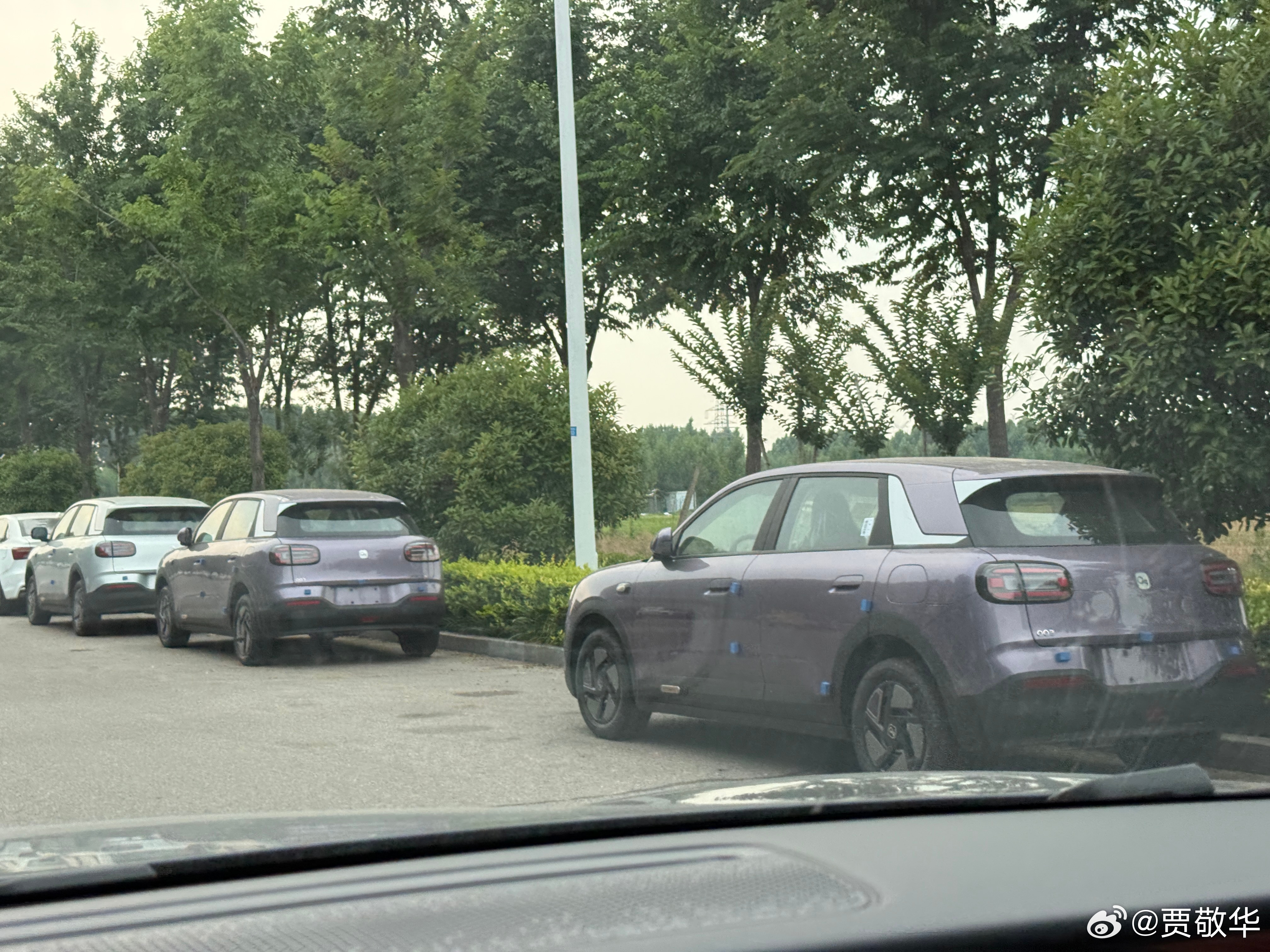 最近打算买车的老铁小心了，不知道哪个4S店囤了一批车，大概100多辆，全部停在路