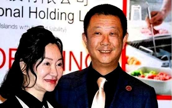 四川一女子为哥还债，在火锅店打工，老板看她可怜借了800块。谁也没想到，这800