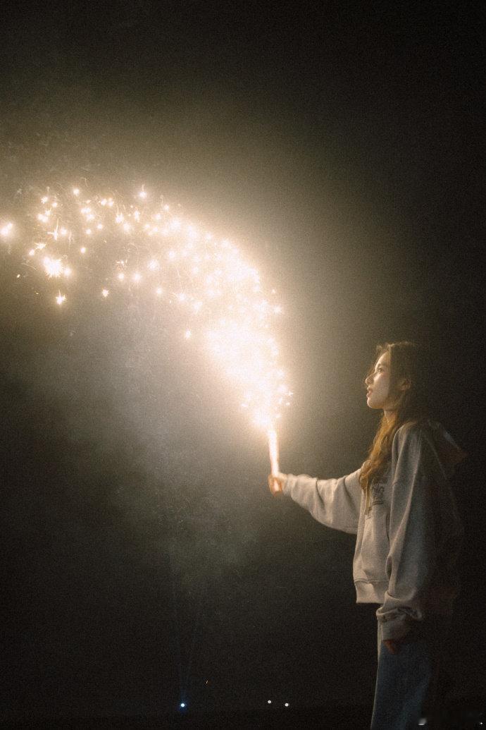 张婧仪海滩烟花照张婧仪海滩烟花好美啊！新年好事发生！ 