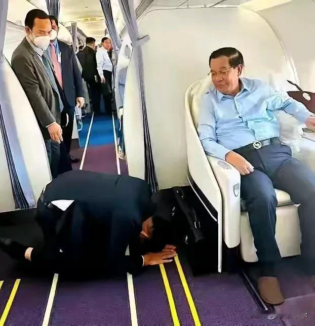 洪森享受“跪拜礼”(与国王西哈莫尼同种待遇)是理所应当！
在柬埔寨的宪法上有明确