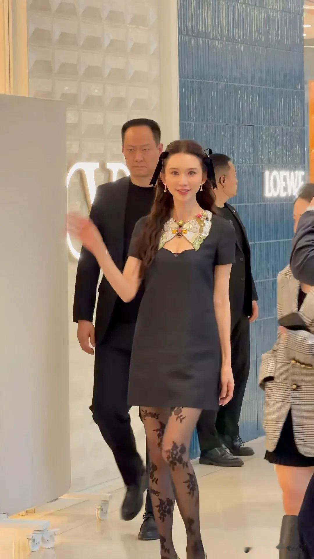 被51岁的志玲姐姐给惊到了！

18岁的发型，20岁的花朵连裤袜，25岁的低胸小