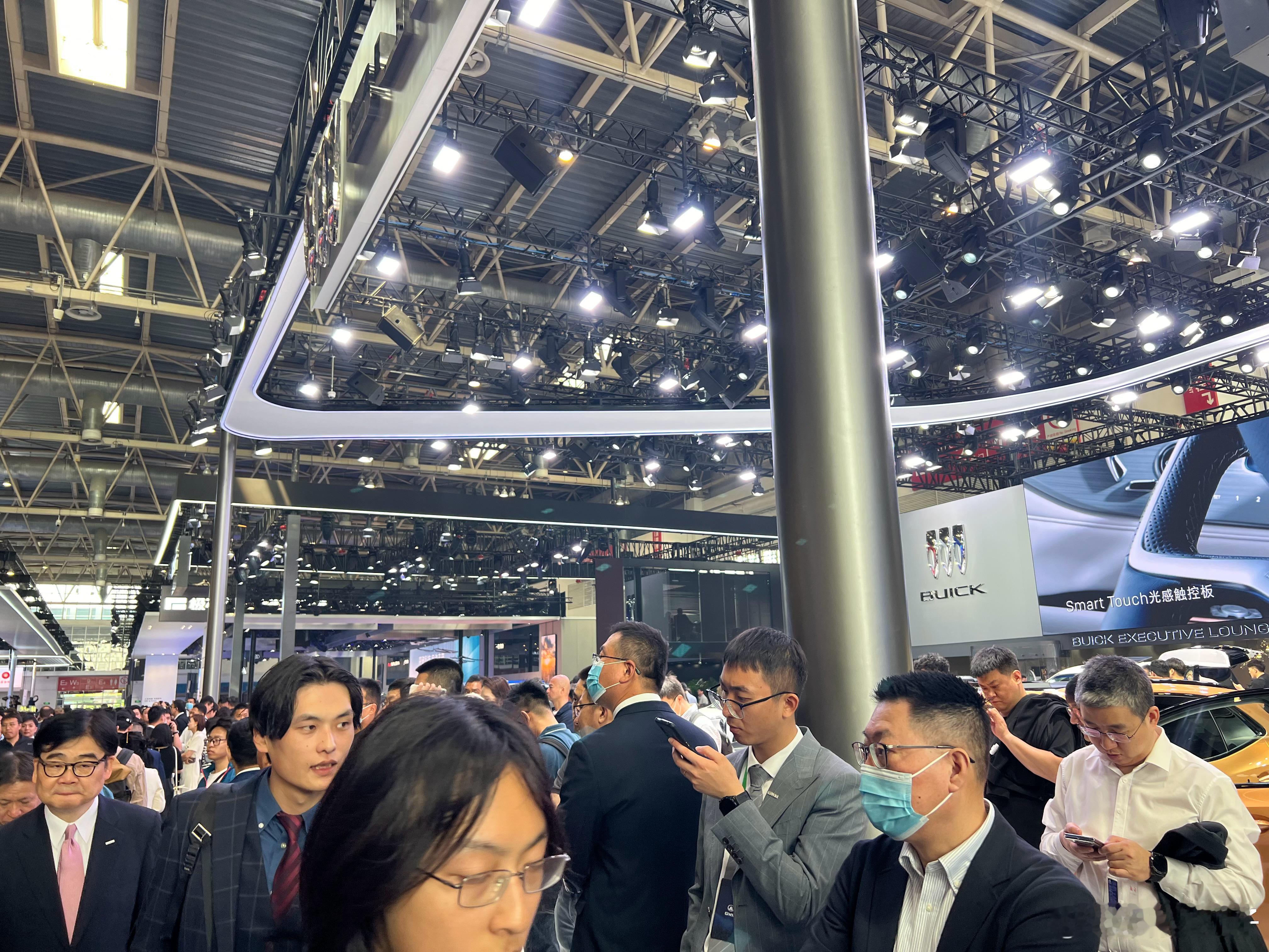 长城包了E3展馆大半部分，现场还是挤爆，夸张到什么程度，展台站不下，不少媒体老师