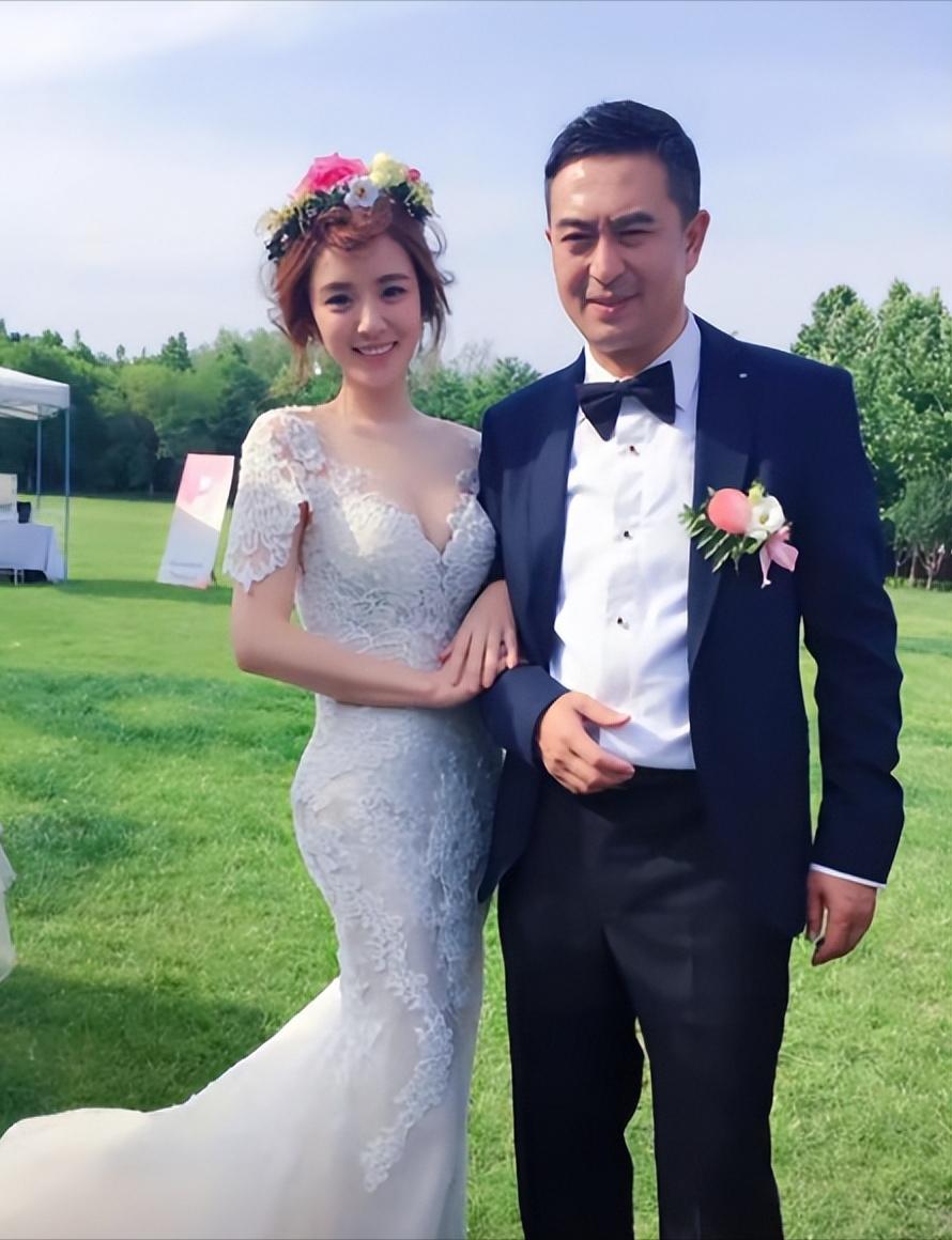 2017年，张嘉译与小自己18岁的王晓晨拍爱情剧，剧中两人的吻戏高达100场，随