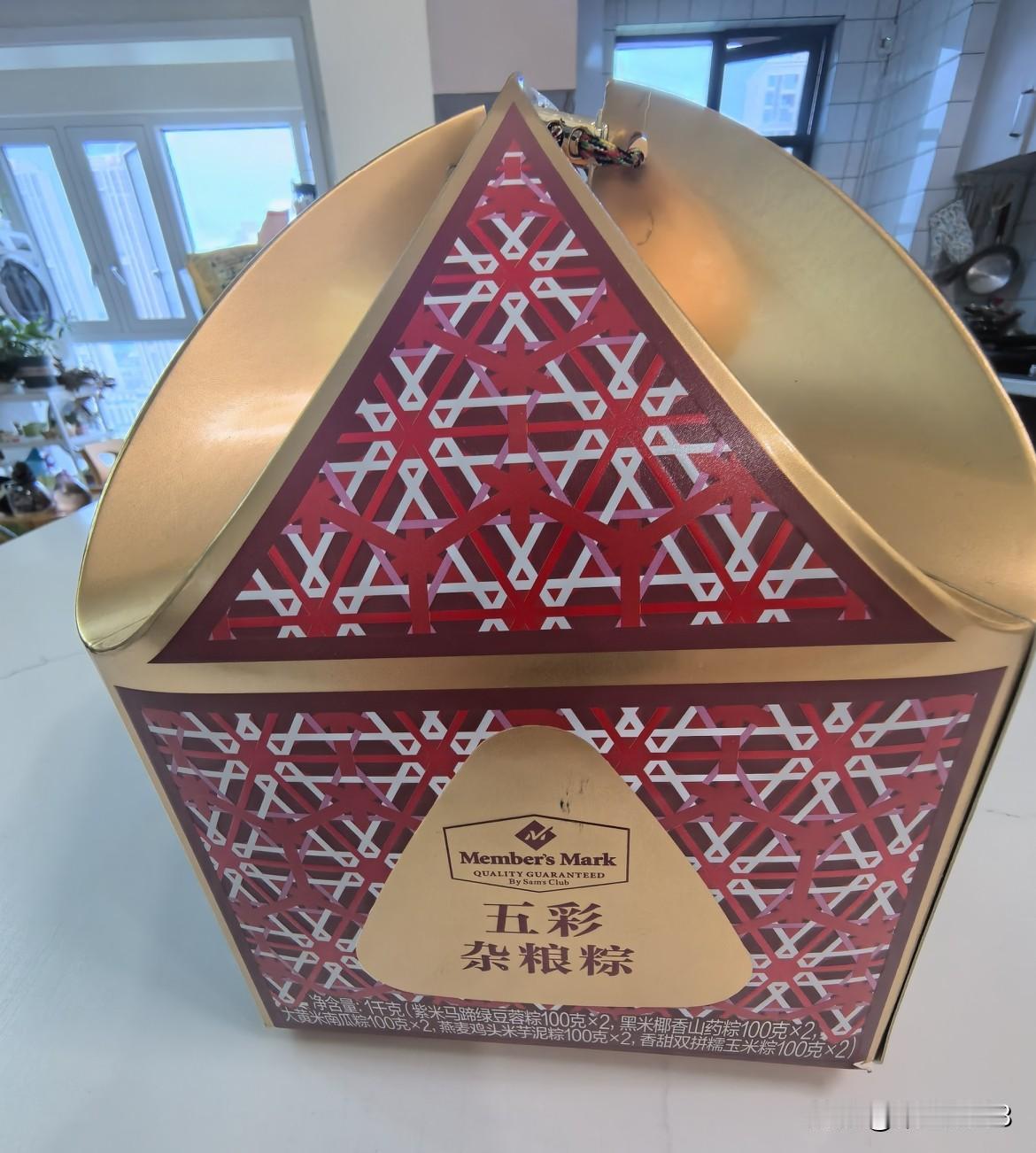 上午去山姆买了一盒五彩杂粮粽。一共5种口味。紫米马蹄绿豆蓉，黑米椰香山药，大黄米