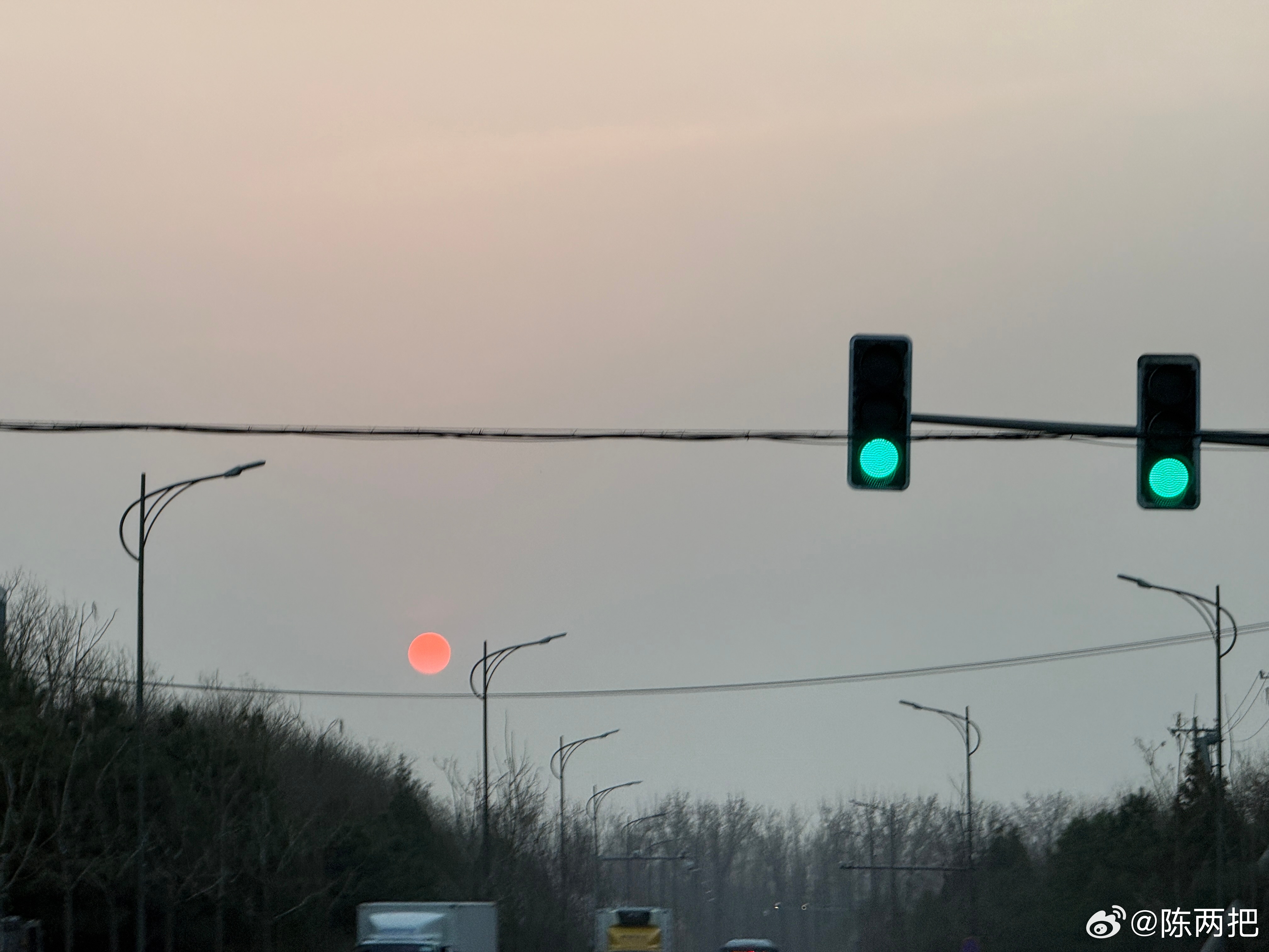 这太阳长得好像红灯