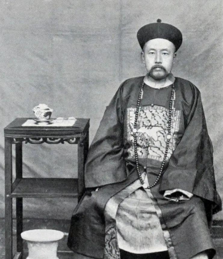 1906年，一位清朝官员参观德国皇家博物馆，刚走几部就停下了，指着一块石碑震惊道