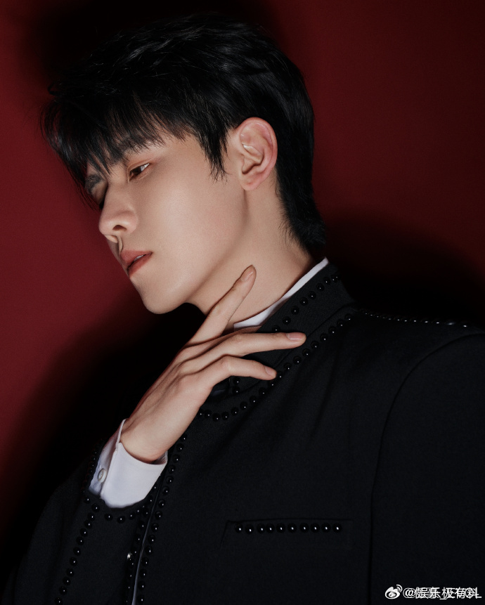 任豪北京也暖和了起来任豪晚上见北京的春日终于迎来暖阳，任豪的新造型帅到犯规！清爽