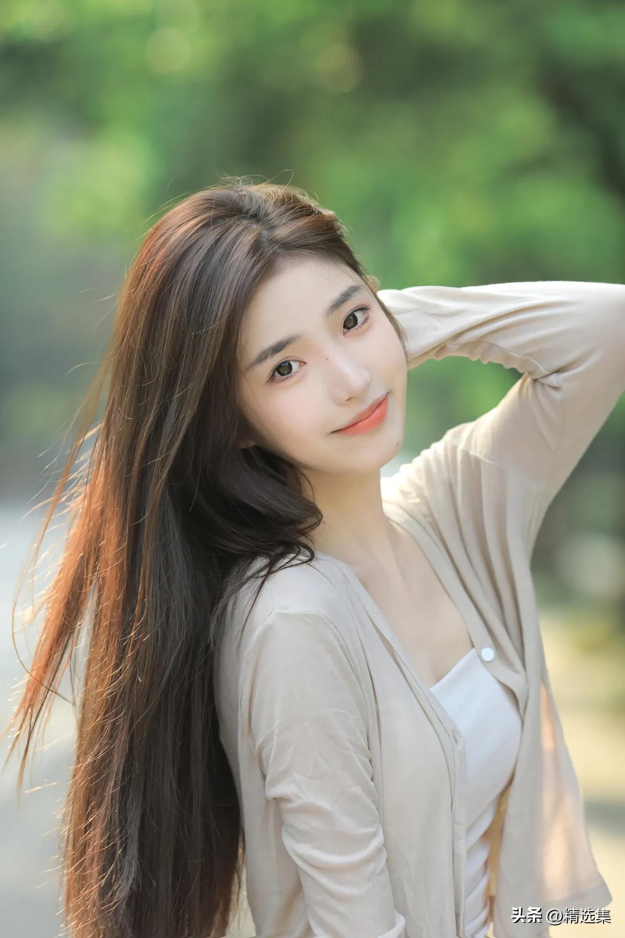 阳光下的温柔微笑，自然清新的户外自拍