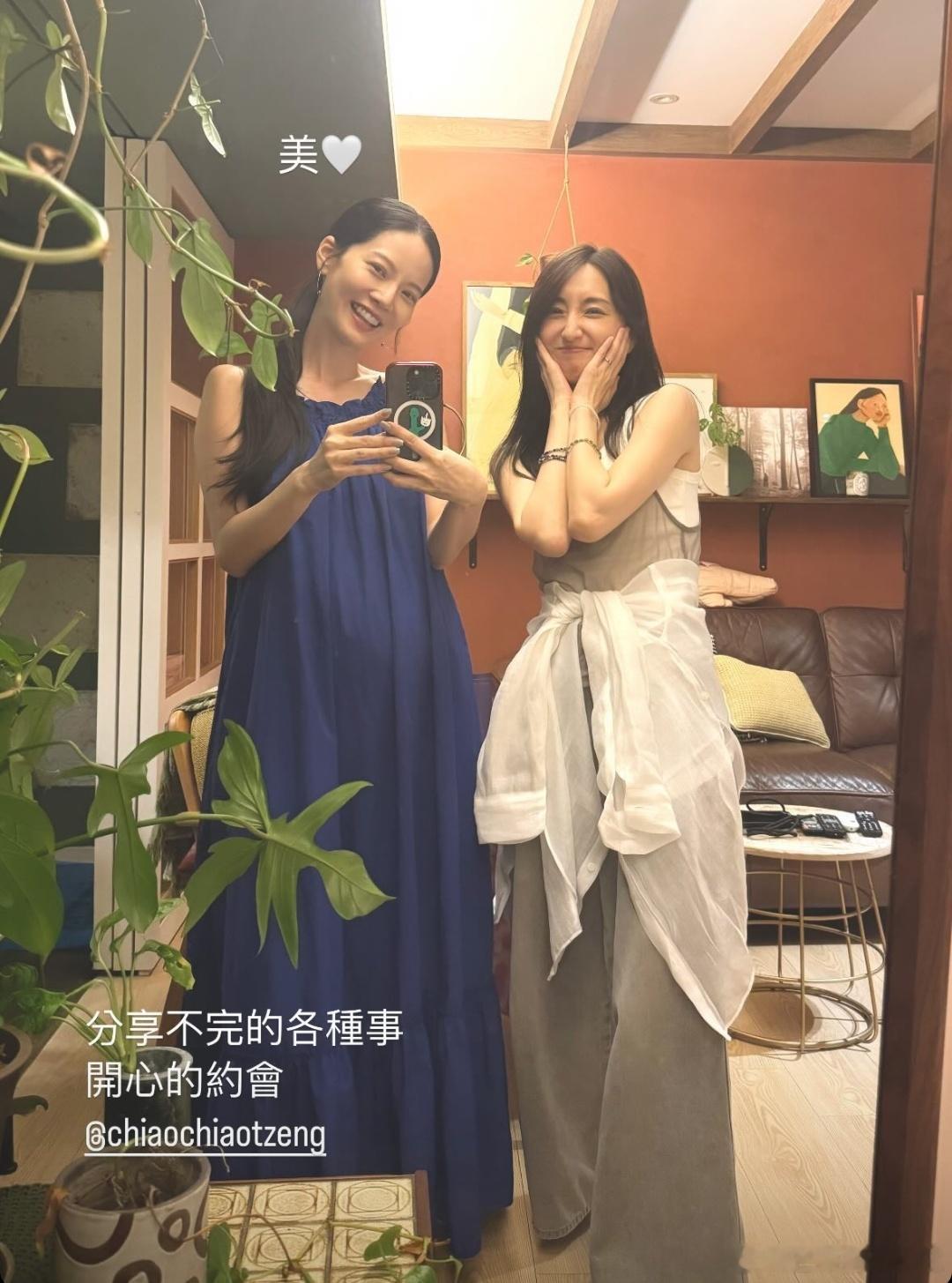 #曾之乔孕肚照##曾之乔孕肚# 曾之乔与柯佳嬿闺蜜聚会，合照中曾之乔孕肚抢镜，手