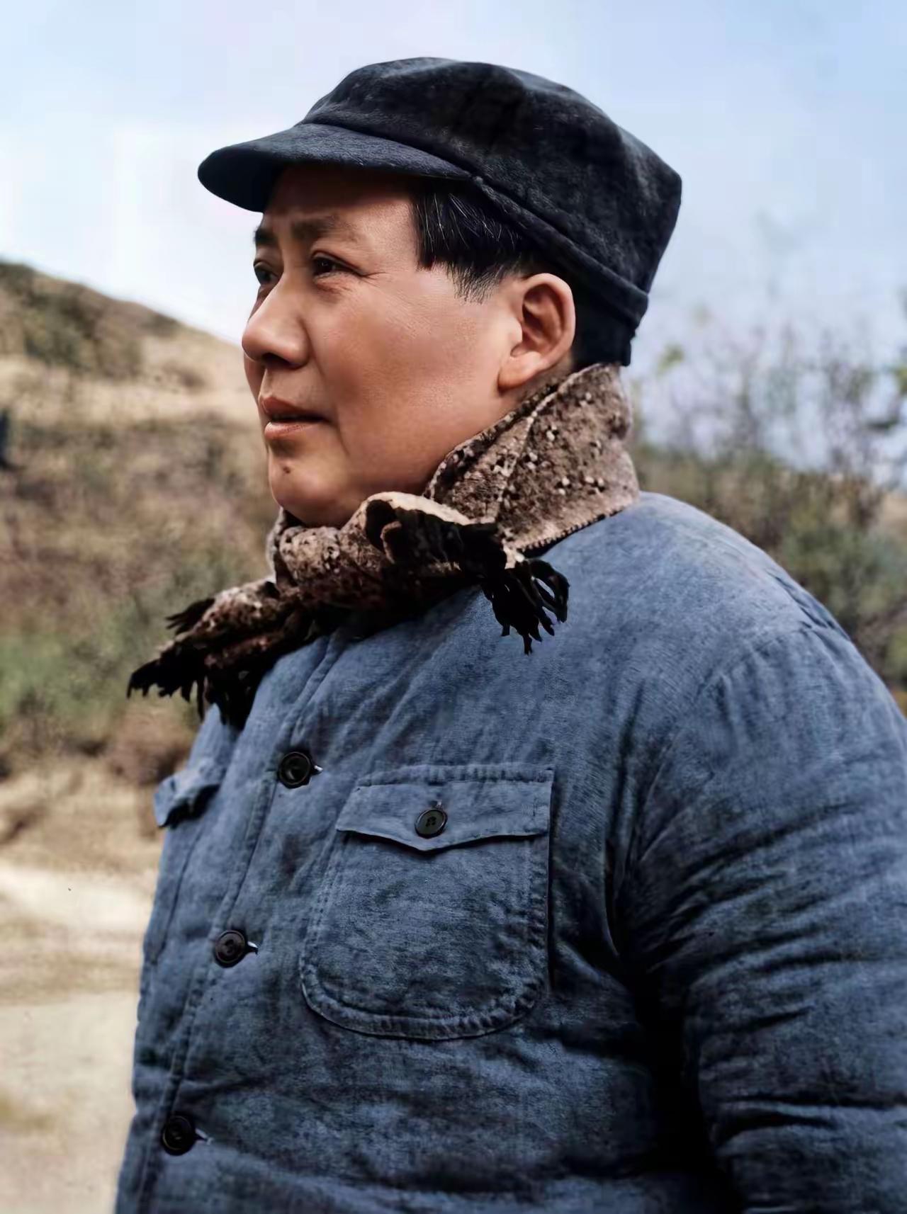 珍藏高清毛主席近照！一身简约装束，头戴黑帽、颈间围着朴素围巾，面容温和庄重，目光
