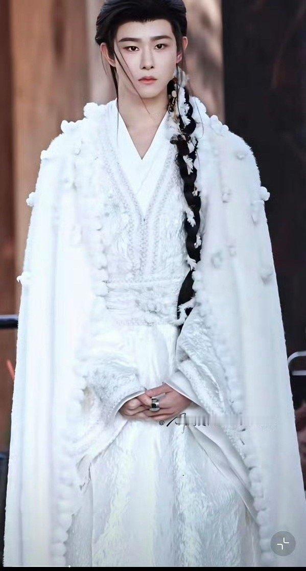 只有他一人饰四角色，还和其他三个人平番和导演关系应该挺好的吧