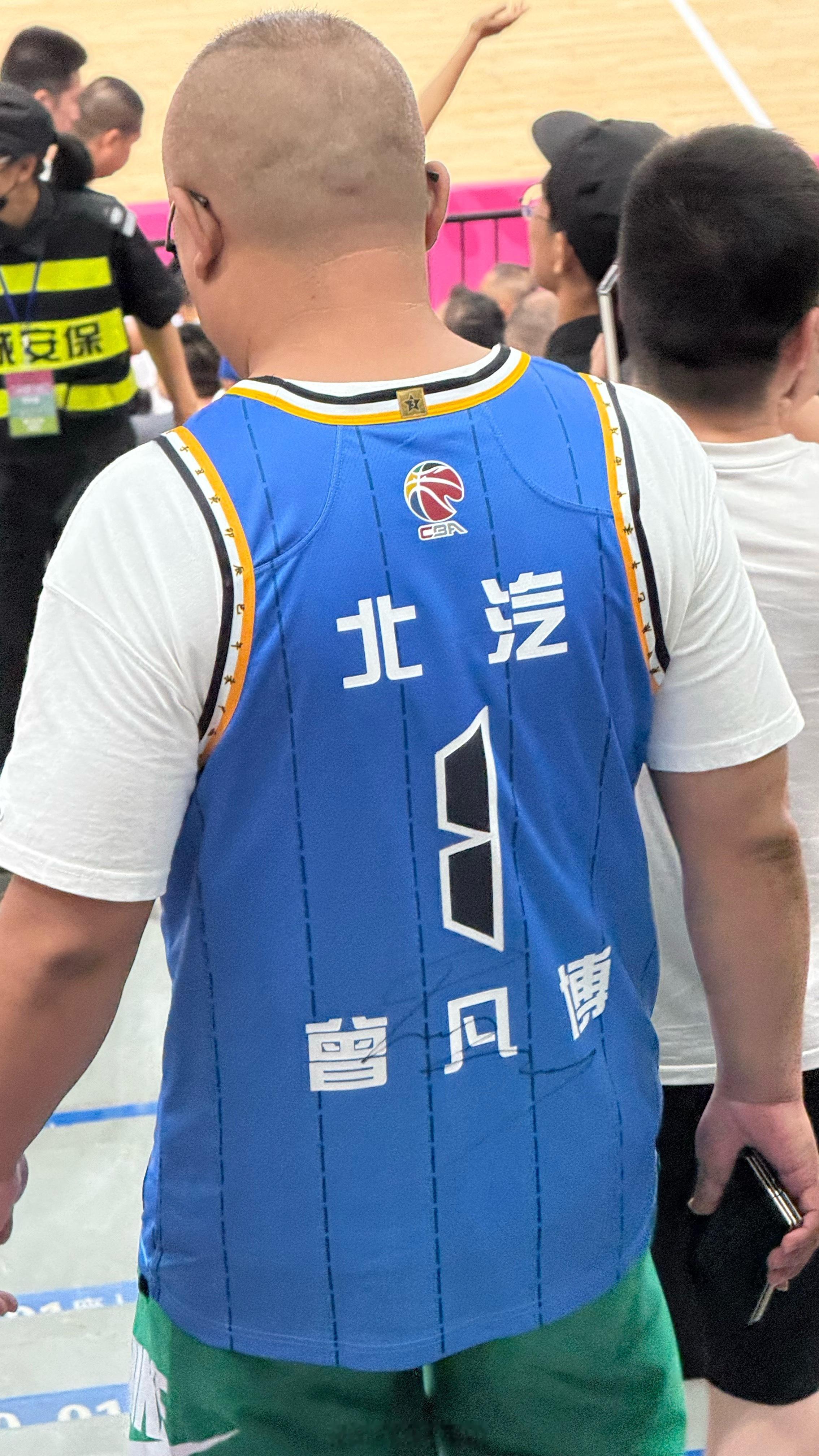 在全运会 赛场寻找一些身穿球衣的球迷[馋嘴]  ​​​