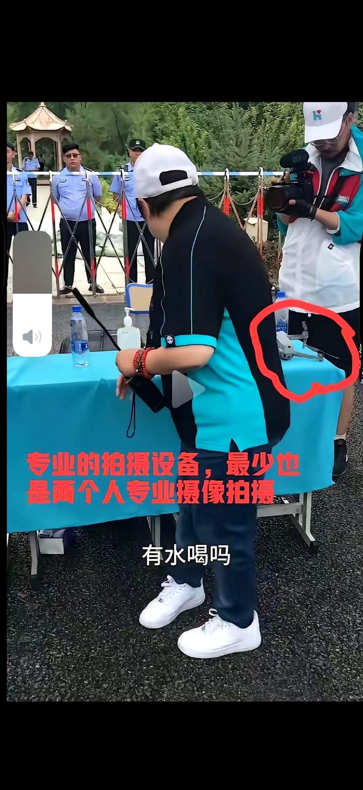 刷到一个画面，内蒙古义诊现场，主角是演员红妹。
她正弯腰，把一瓶矿泉水，递给身边