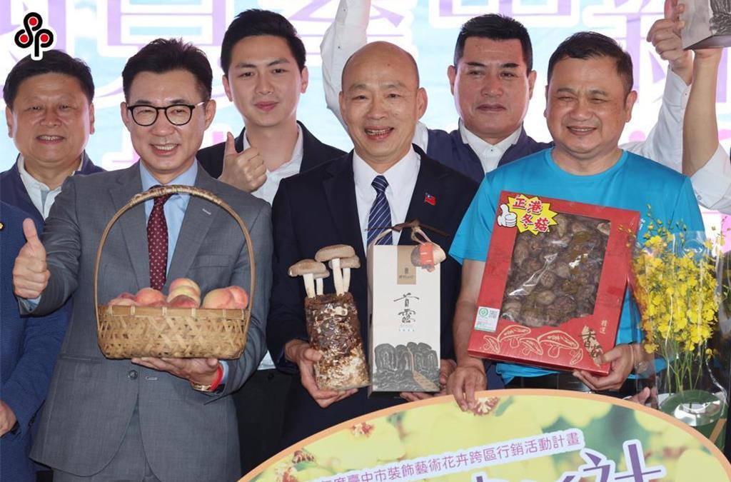 韩国瑜推销香菇。23日，立法院长韩国瑜（右三）、副院长江启臣（左二）现身院内举办