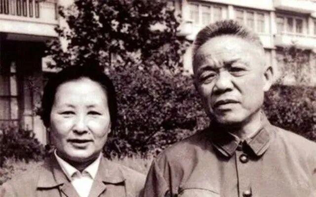 说起开国上将韩先楚，世人大多铭记他赫赫战功。而他身上还有一段令人敬佩的事：韩先楚