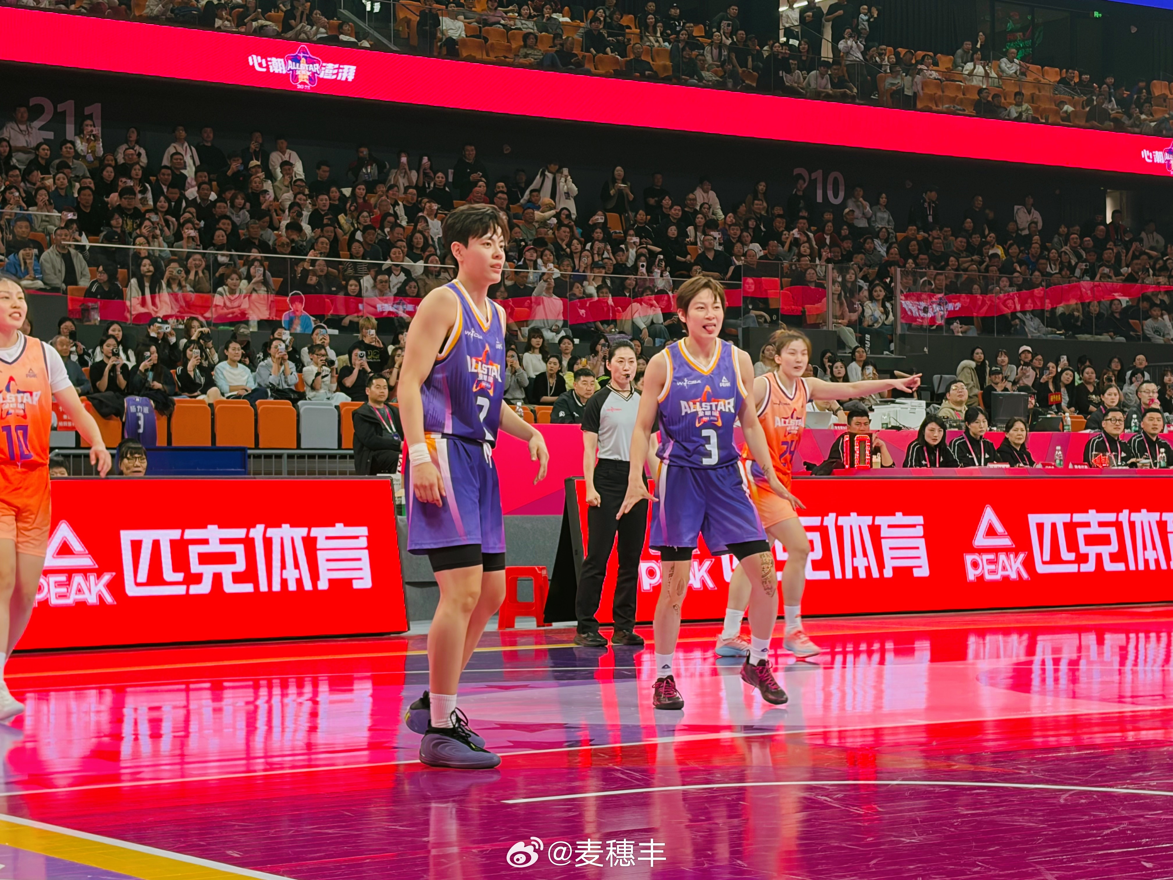 辛苦了，杨家姐妹。wcba全明星周末心潮澎湃小麦出球差杨力维 西安·曲江竞技中心