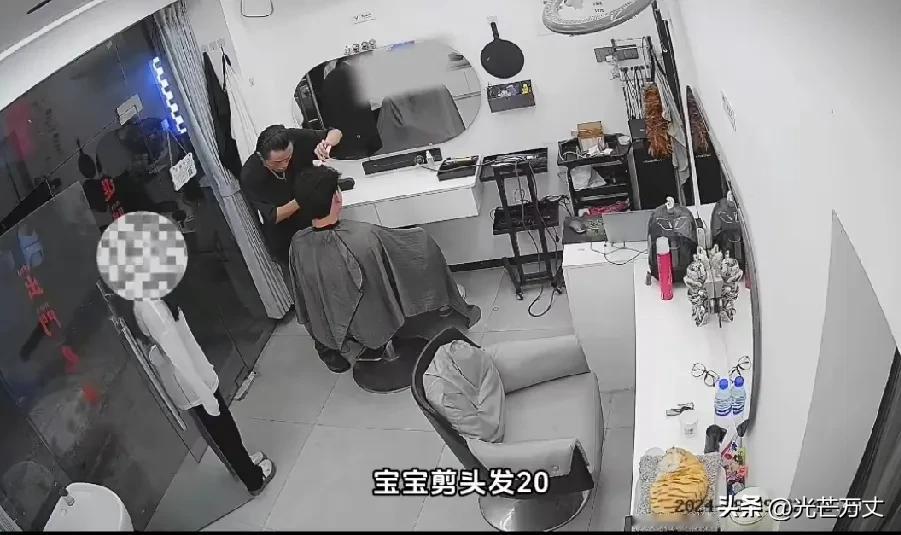 一小姑娘进店询问，“老板，宝宝剪个头多少钱？”

老板：宝宝剪头的话是20元。