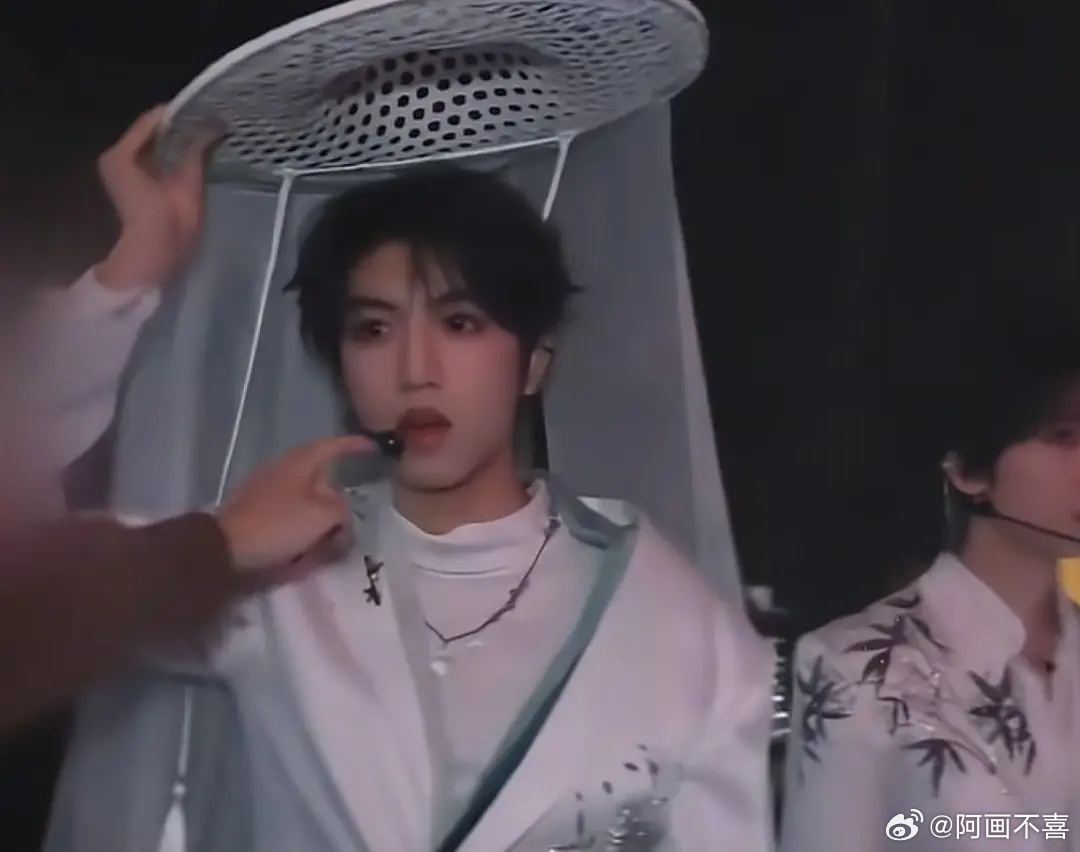 stf 这里说张桂源注意麦，然后张桂源把手搭在了杨博文肩膀上🤣 