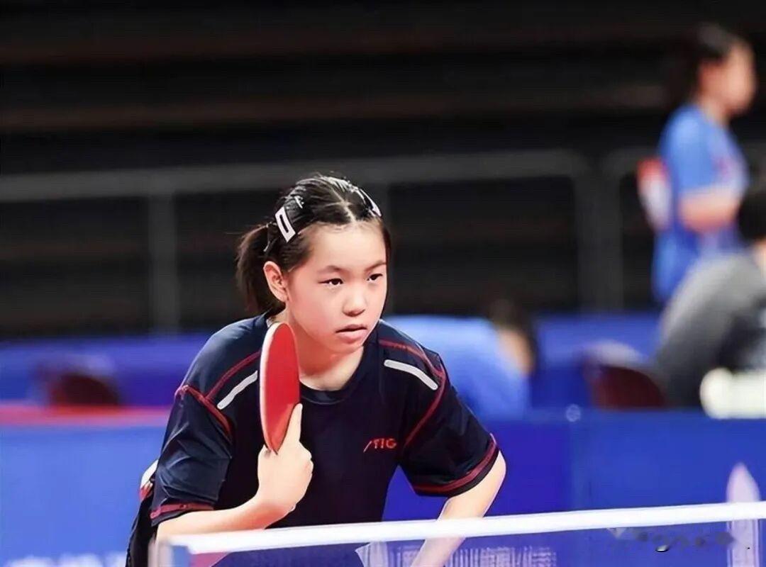有个反差。
我一直没想通。

15岁的小姑娘，世界排名317位，
对面站着大她2