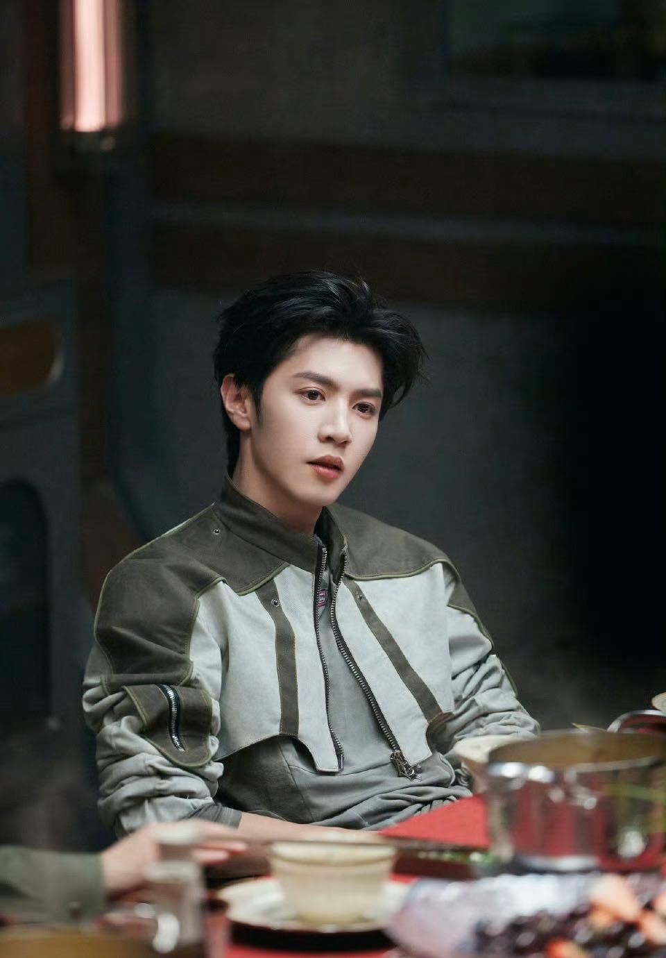 陈哲远全家的顶梁柱 陈哲远演郝大爸，又帅又好笑，全家顶梁柱这个称号他担得起。大侦