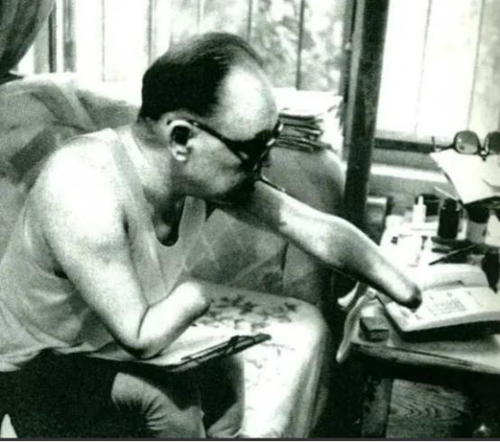 1950年，长津湖战役中，17岁的朱彦夫重伤昏迷，被美军补刀划开肚子，疼醒之后他