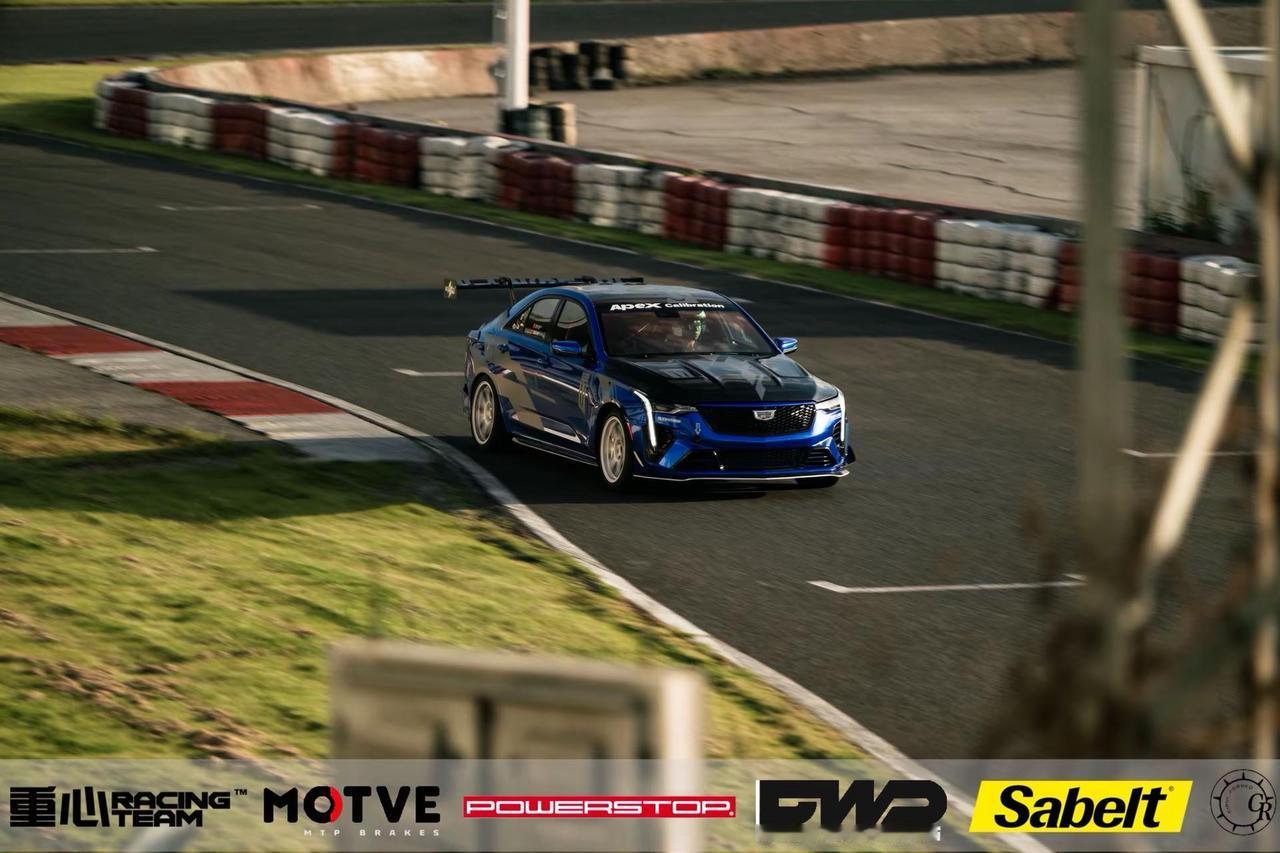 车队怎么能没有完整的后台无线对讲系统呢。凯迪拉克