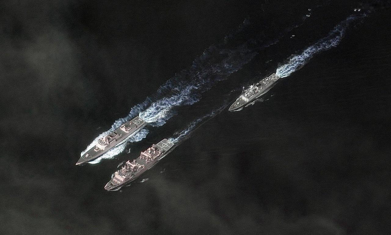 国外卫星拍的075编队，055果然是远洋标配