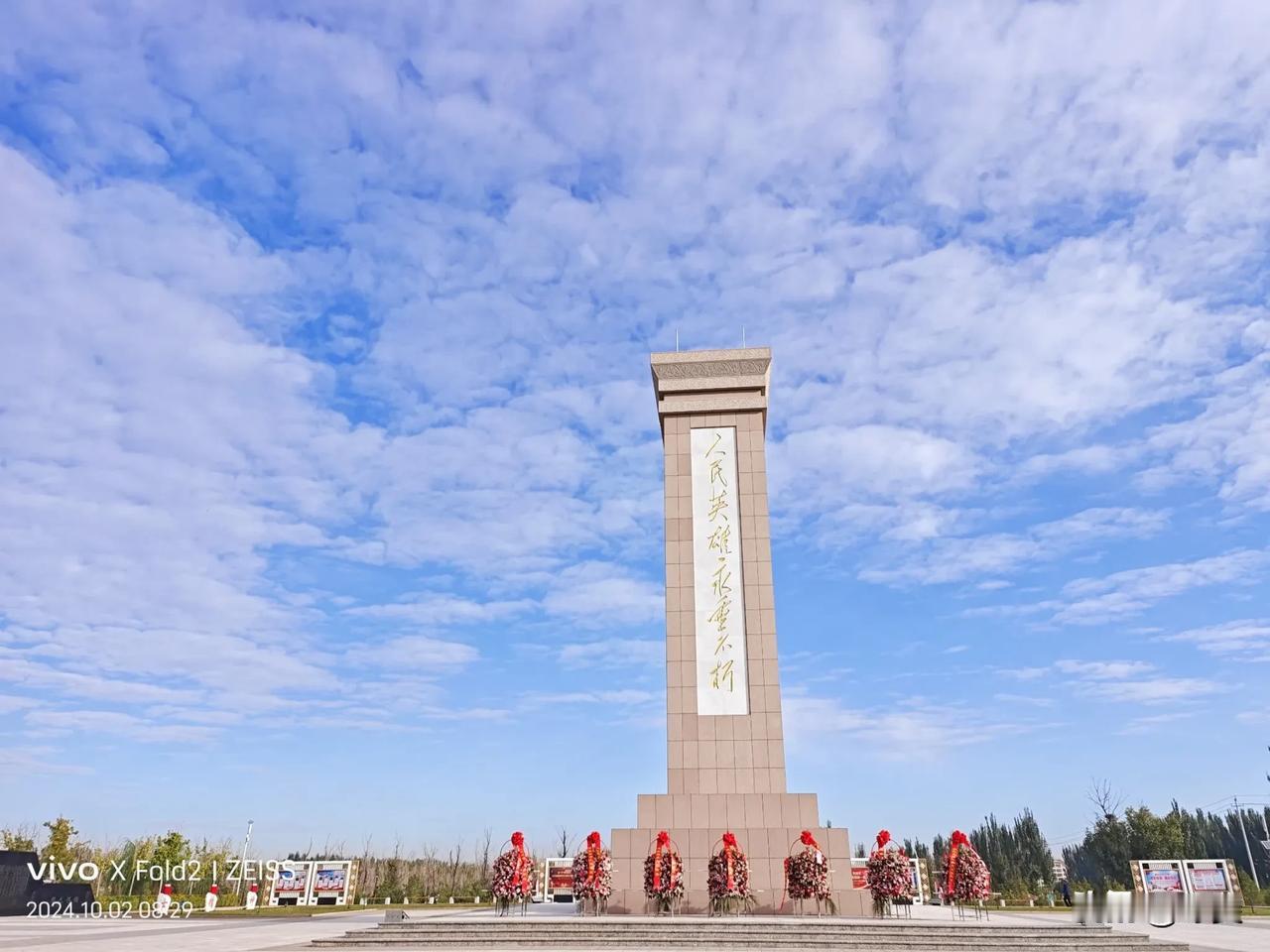 满大街红旗飘飘，洋溢着祥和喜庆的节日氛围，我们赶上了好时代，享受着不愁吃不愁穿、