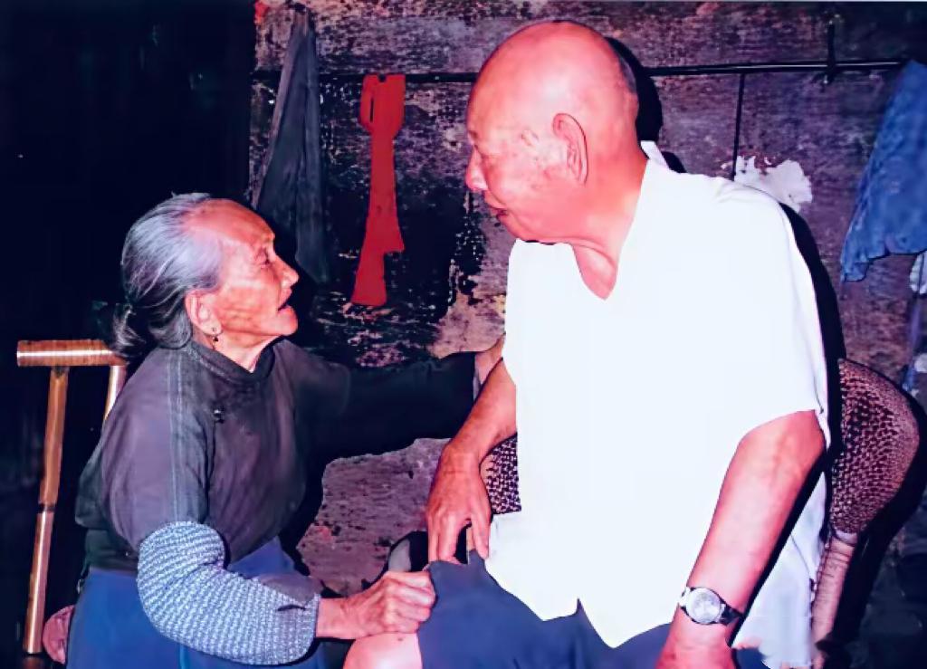 1990年，时年75岁的开国少将罗通将军回到江西吉安故里，专程探望了年迈的姑姑。