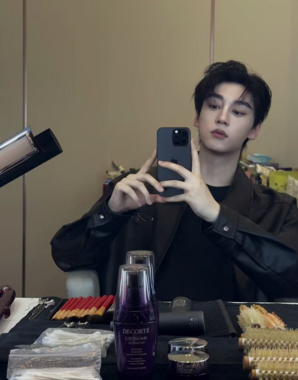 田栩宁五张对镜拍田栩宁对镜拍营业，连发五张[送花花][送花花][送花花] ​​​