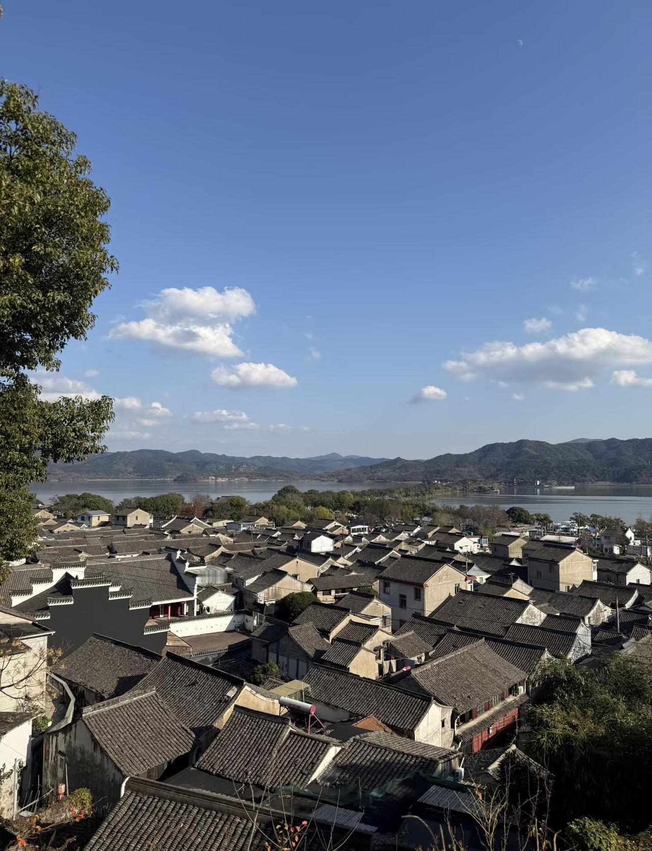 宁波 东钱湖怎么会这么舒服
特种兵玩了一天，几乎是绕湖一周，走路+坐公交。也很适