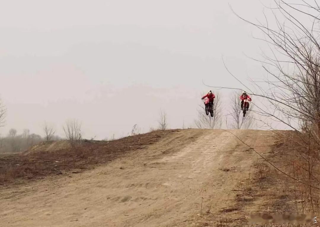为什么不建议你越野飞坡汽场全开 越野飞坡，不是越野的起点，而是专业能力的终点。短